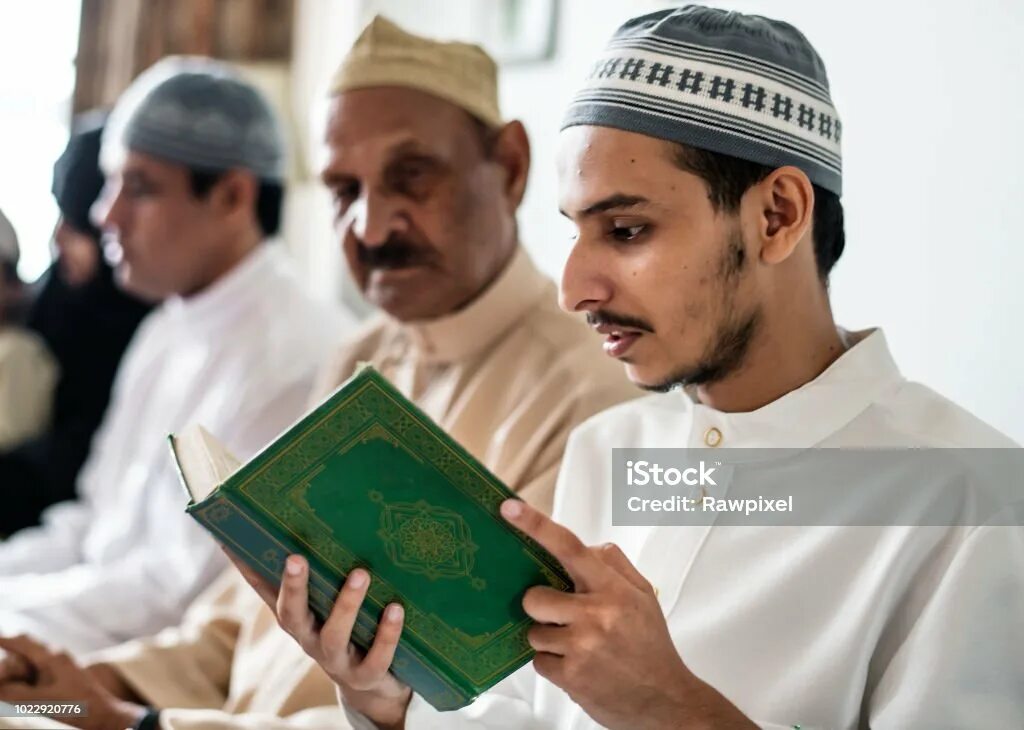 Мусульманин читающий коран. Чтение Корана имам. Учитель мусульманин. Мусульман имам фотографии. Фото учитель мусульманин.