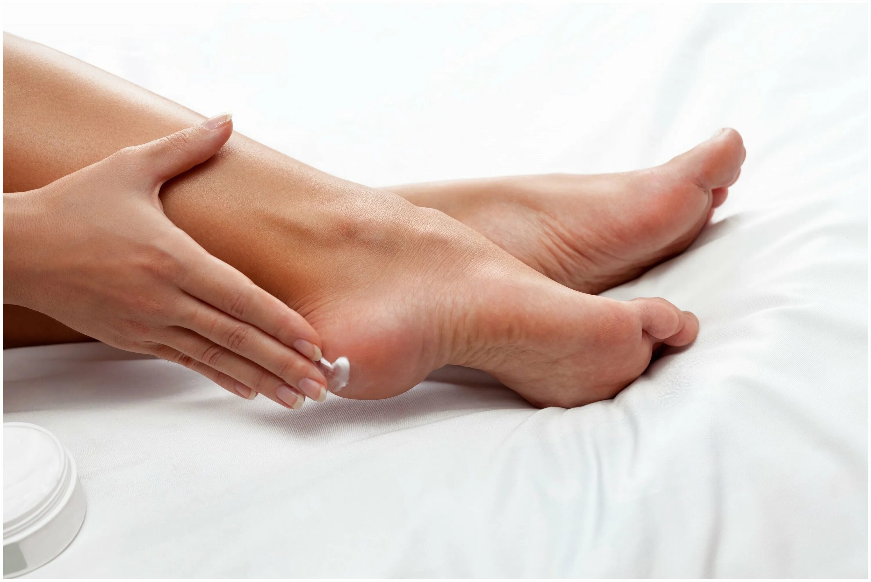 Ухоженные ножки. Пятки девушек. Крем для ног. Намазывать пятки. Ванночки для ступней ног.