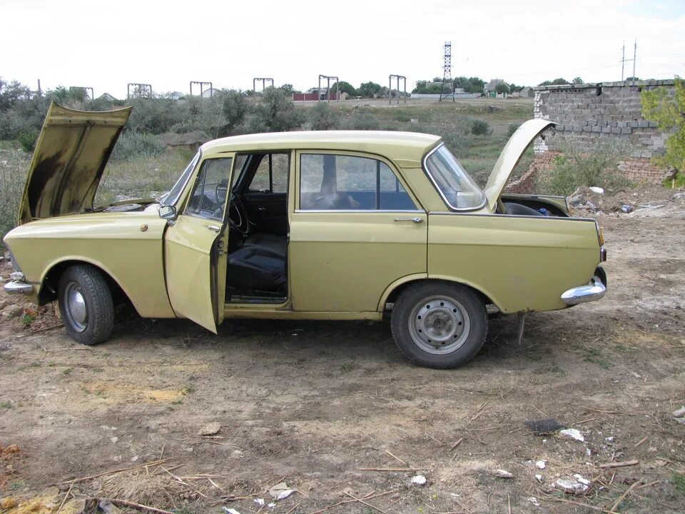 Izh garage ижевск. Иж в гараже. Иж в гараже. Гараж магазин одежды. Жигули рядом с гаражем.
