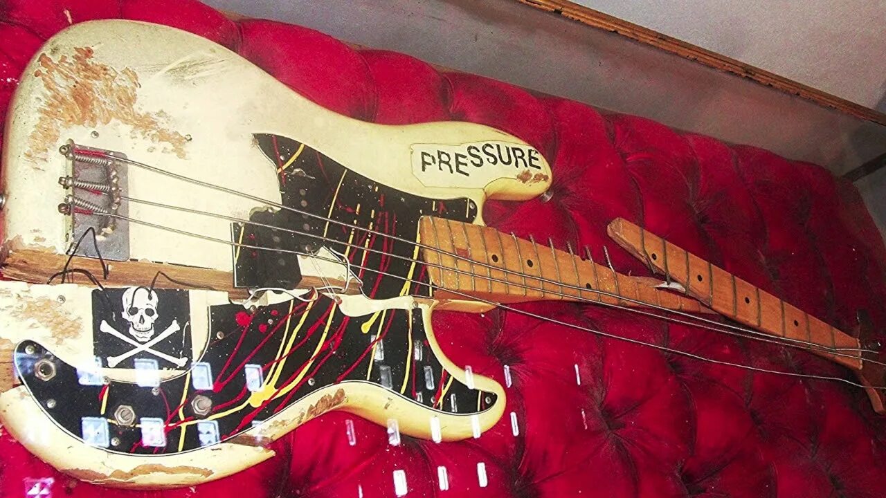 Разбитая гитара. Пол симонон бас. сломанная бас гитара. paul simonon guitar. сломанная электрогитара.