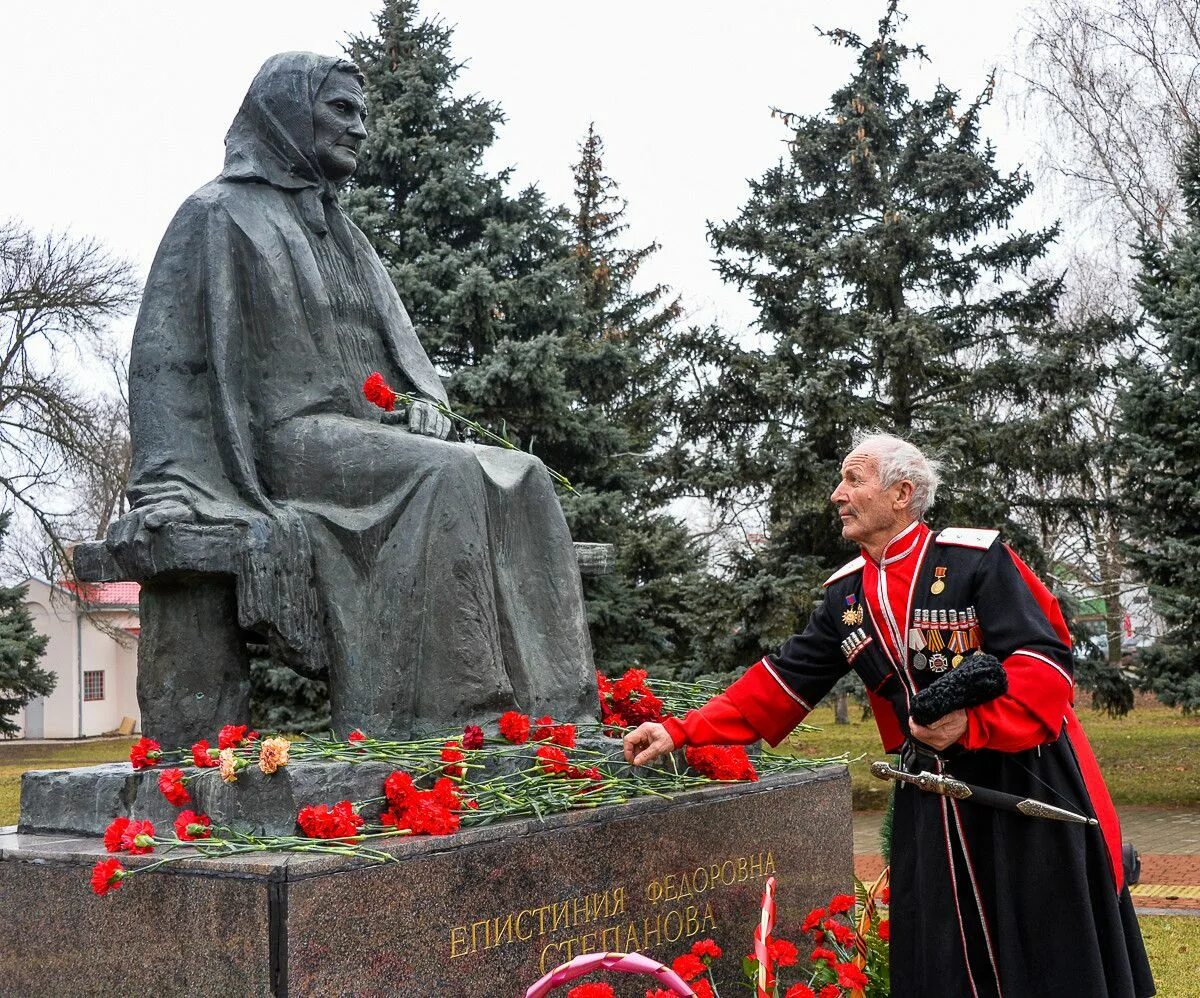 Девять сыновей. Памятник степановой епистинии фёдоровне в тимашевске. епистиния фёдоровна степанова памятник. памятник елестиния степантвна. девять бед епистинии степановой.