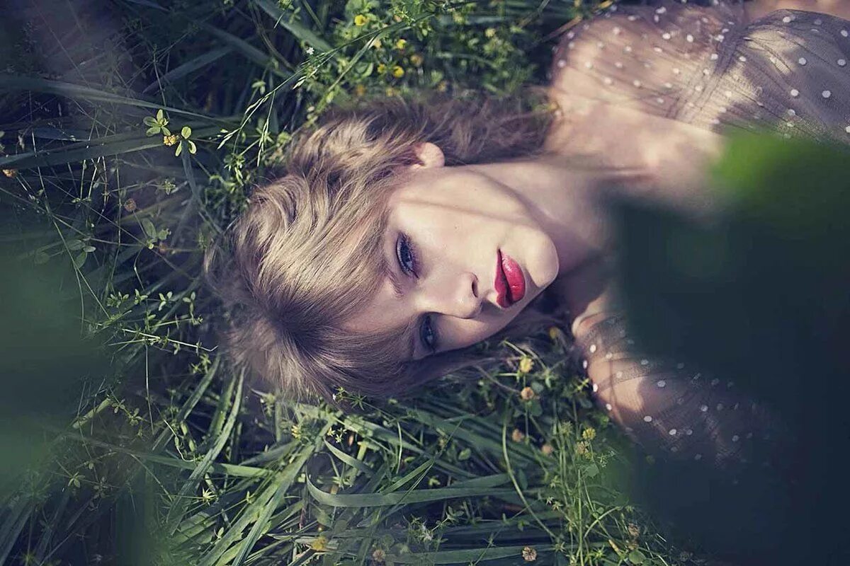 Taylor swift t me. Taylor swift red album. taylor swift photoshoot. taylor swift red photoshoot. taylor swift willow.