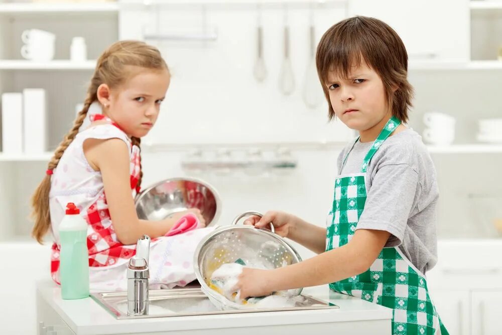 Do your dishes. Ребенок помогает по дому. Ребенка заставляют убираться. Детская посуда мытье. Помогать маме по дому.