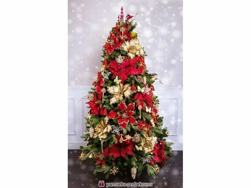 Елка украшенная искусственными цветами. Елка в краснотзолотых тонах. Украшаем елку. Красно золотая елка 2024. Красно золотая елка 2024.