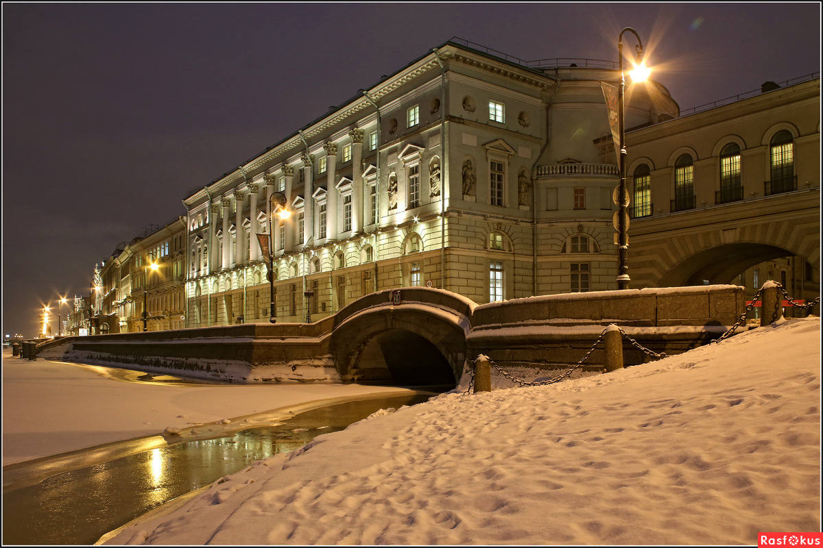 Ночь нева набережная васильевский. Набережные питера зимой. Набережные зимнего питера. Зима санкт-петербург набережные нева. Дворовская набережная питер зимой.