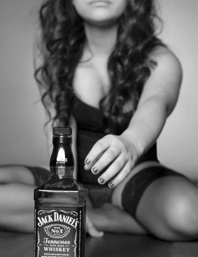 Девушка с виски. Девушка с виски. Девушка виски фото. Дерзкая брюнетка. Девушка с бутылкой виски.