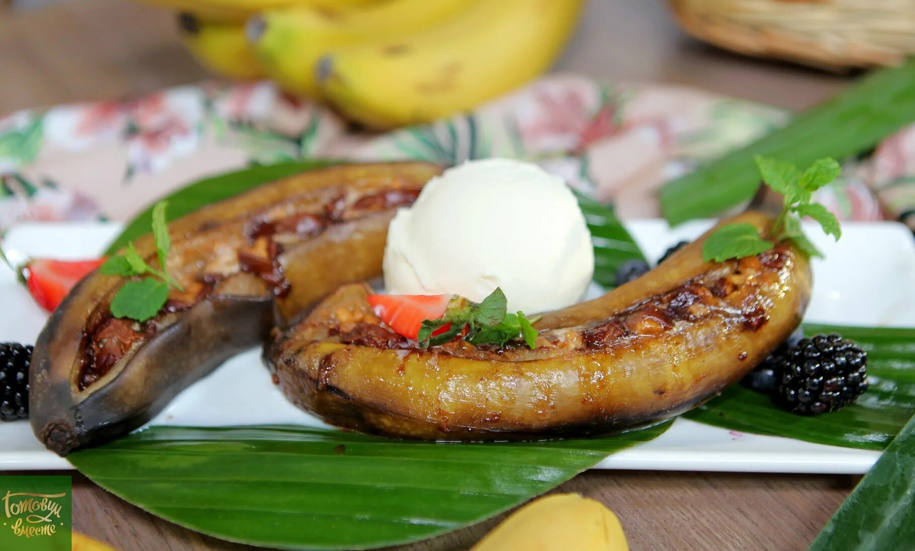 Запеченные бананы. Запеченные бананы с шоколадом. Бананы запеченные в духовке с шоколадом. Запечённые бананы вкусные?.