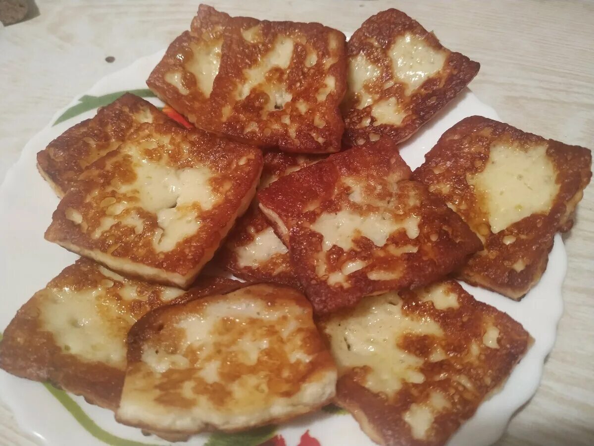Как вкусно пожарить сыр на сковороде. Жареный сыр. жареный сыр на сковороде. жареный сыр без панировки. жареный сыр с корочкой.