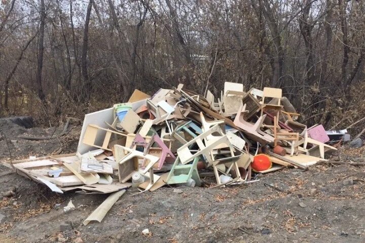 Утилизация сотовых телефонов. Свалка мобильных телефонов. Комп в мусорку. Много сломанных. Свалка техники.