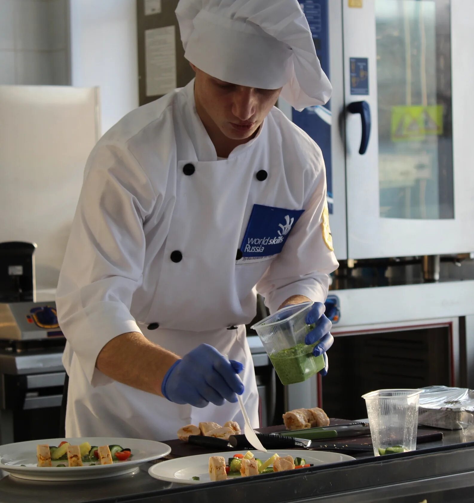 Чем отличается поварское дело от повара кондитера. Worldskills повар кондитер. поварское дело. студенты повара. форма повара ворлдскиллс.