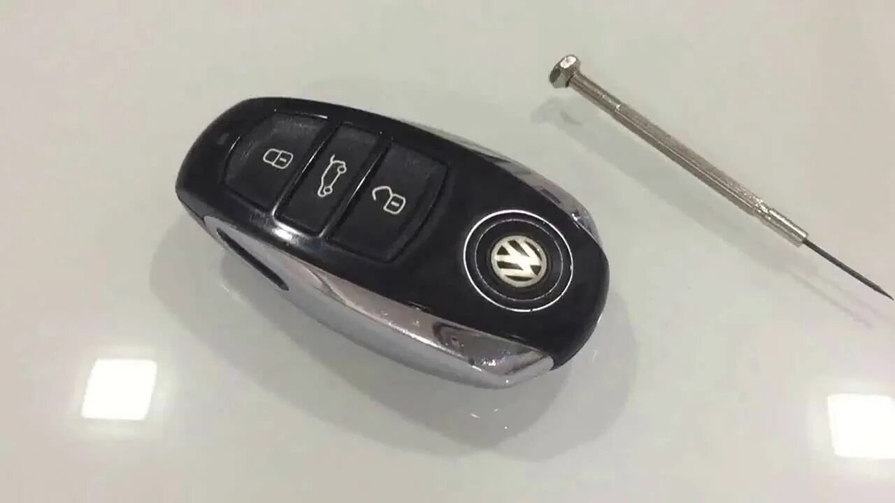 Ключ volkswagen touareg. Ключ VW Touareg 2. Батарейка для ключа VW Touareg 2010. Ключ VW Touareg 2019 бесключевой. VW Touareg 2020 ключ.