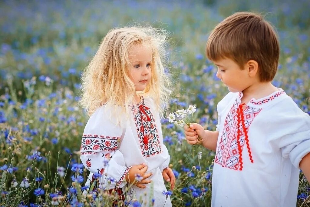 Славянские дети в поле. Дети славяне. Дети девочки славяне. Малыш славянин.