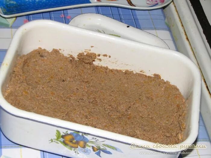 печёночный паштет из куриной печени. шпротный паштет из шпрот. паштет магазинный. паштет. холодильник для паштета.