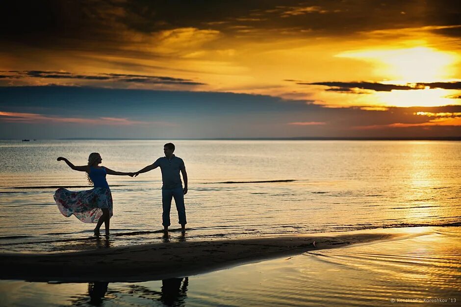 Влюбленные под дождем. Под дождем. Парочка под дождем. Счастливые гармоничные отношения. Под дождем.