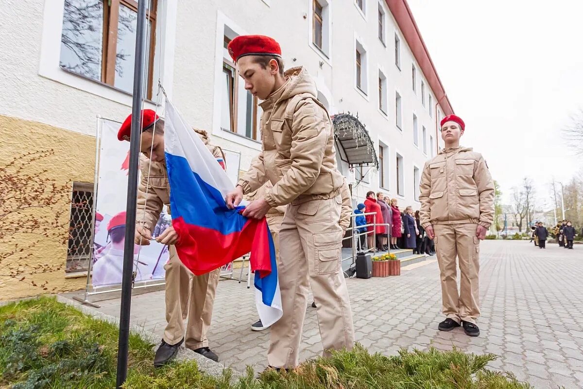 Поднятие знамя. Поднятие флага в школе. Церемония поднятия флага в школе. Поднятие флага РФ В школе. Подъем флага в школе.