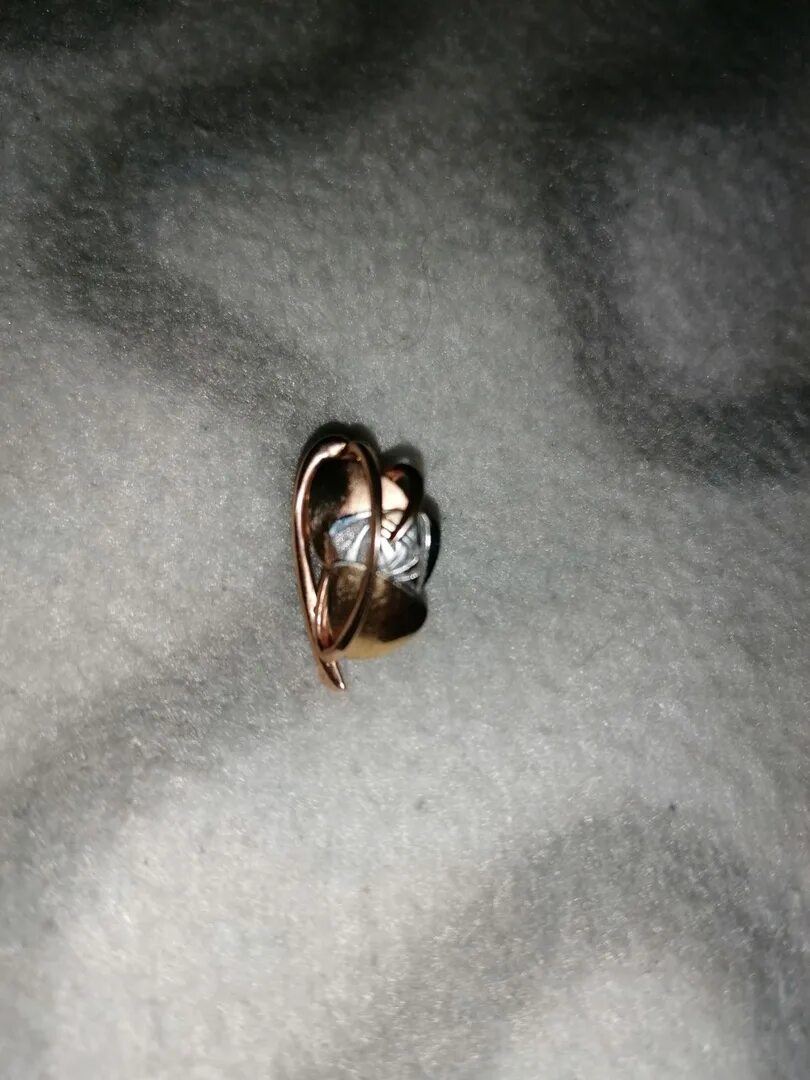 Потеряла сережку примета с правого уха. Потеряла серьгу фото. Утеряна сережка. Утеряна сережка. Потеряна серьга объявление.