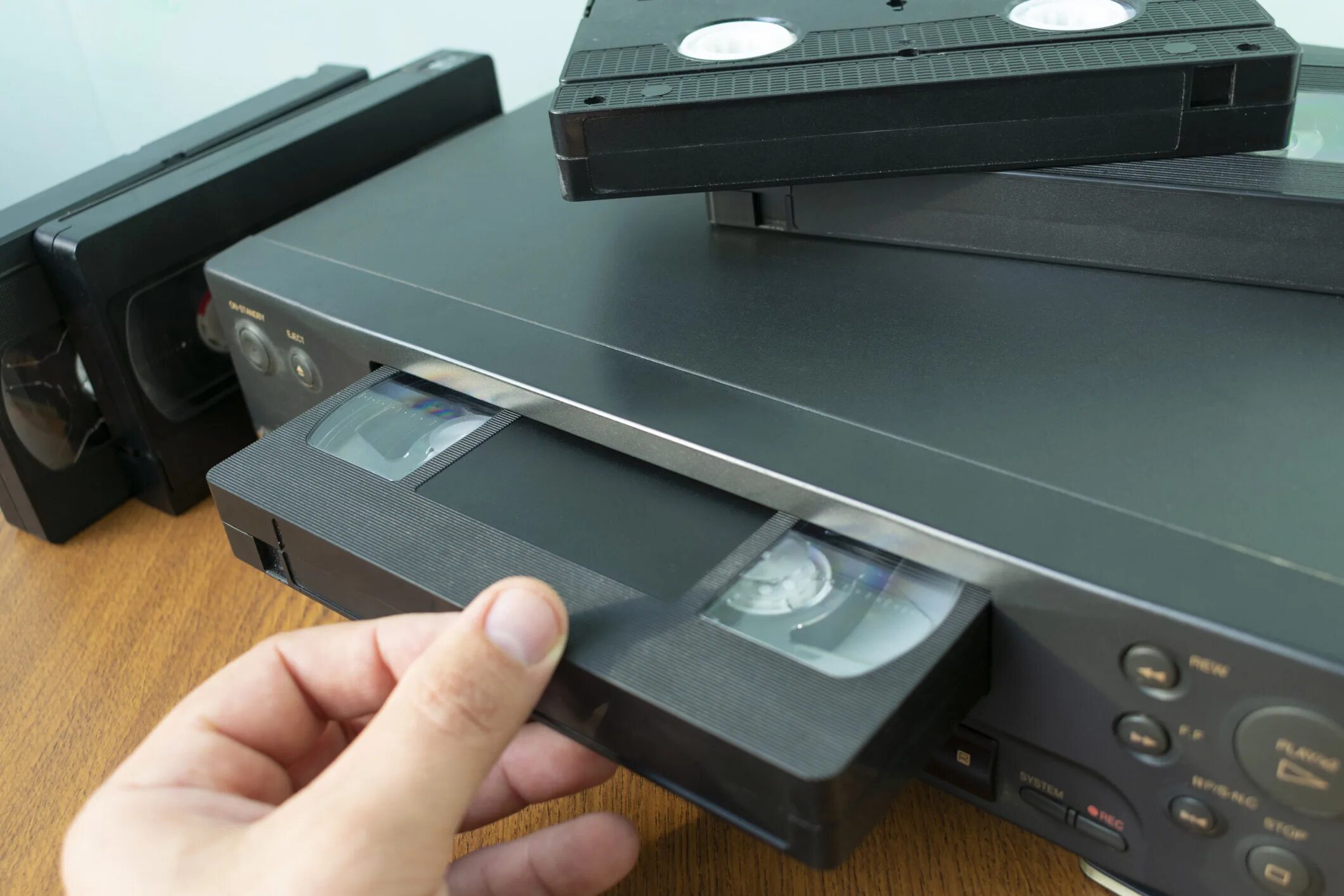 Кассеты для видеомагнитофона. Видеомагнитофон. VHS магнитофон. Видеокассета ракс. VHS для оцифровки кассет купить.