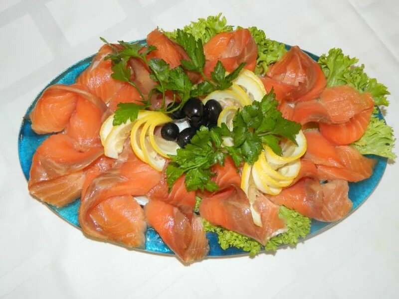 как красиво уложить красную рыбу. красиво нарезать рыбу. нарезка семги на праздничный стол. как красиво уложить красную рыбу. нарезка рыбы на праздничный стол.