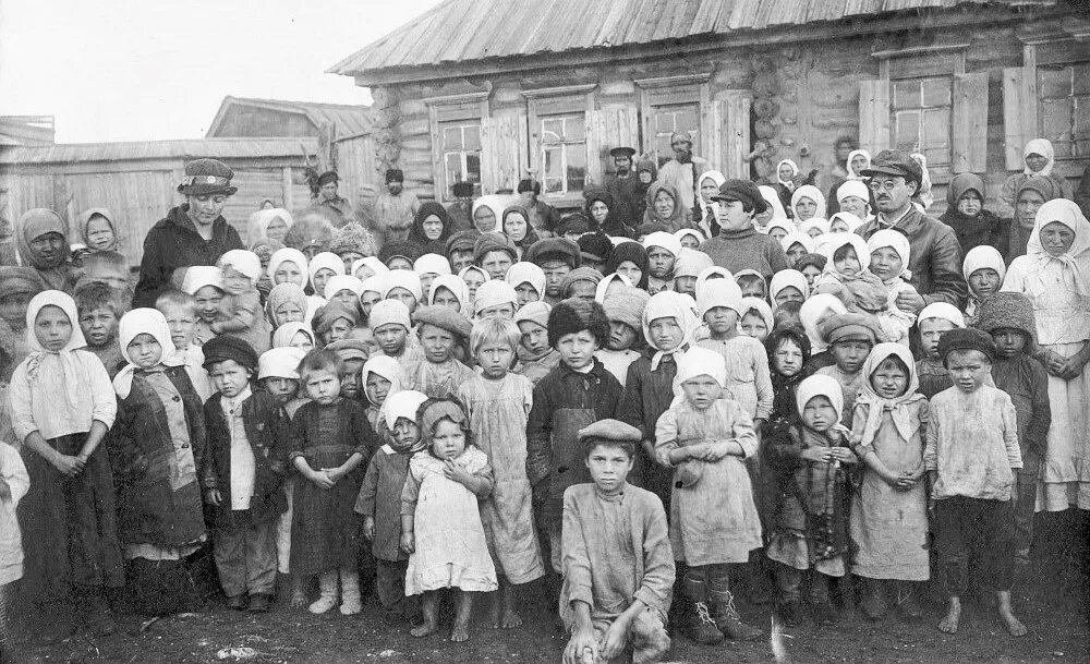 3 голодных года. Голодающие Поволжья 1921. 1921 Год Россия крестьяне 1921 год.