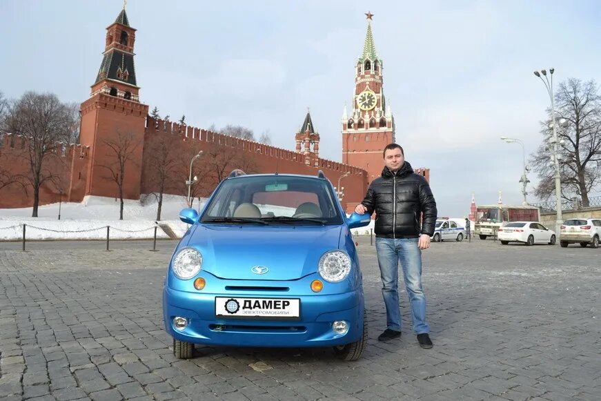 My e cars. Электромобили на красной площади. Автомобиль gd6. E-car машина. Китайские автомобильчики damer.