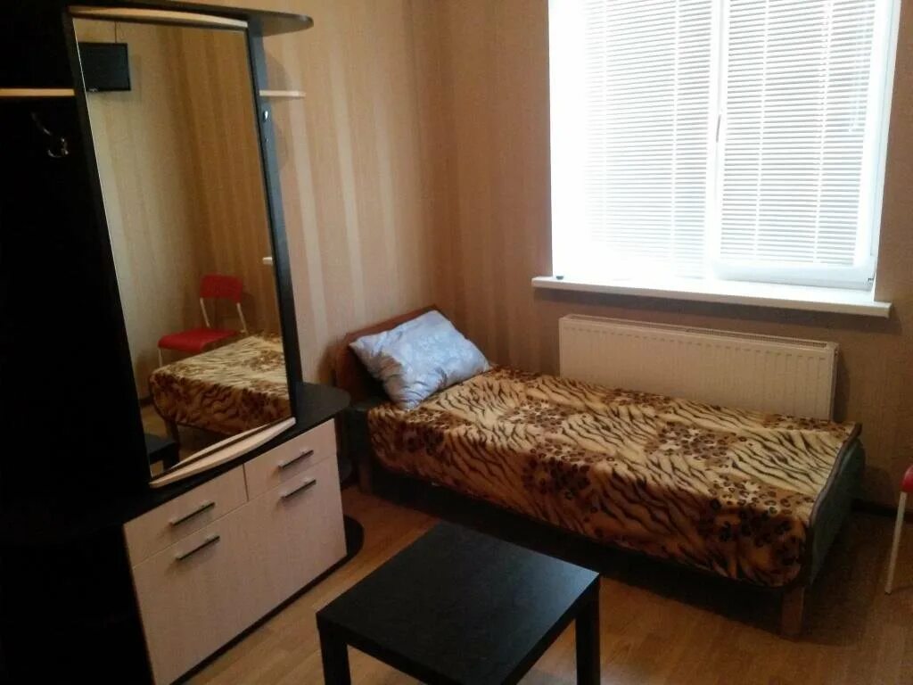 Хостел апельсин славянск на кубани. Хостелы славянска. Хостел, кровать односпальная. Снять жильё с двумя односпальными кроватями в германии фото. Анапа шевченко 73 хостел.