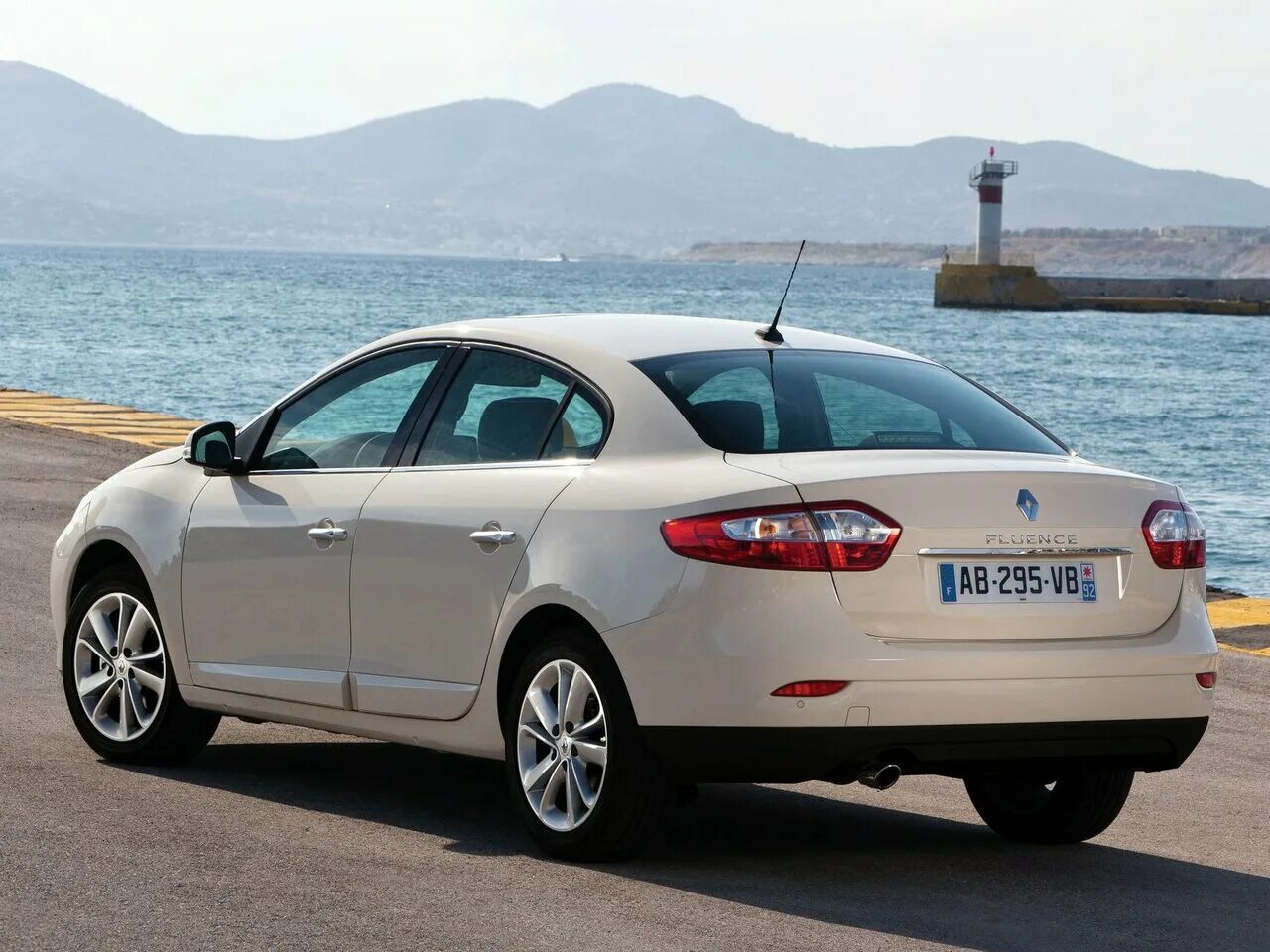 Renault fluence 1. Renault Fluence. Renault Fluence sedan. Renault Fluence 2012. Рено Флюенс 2022.