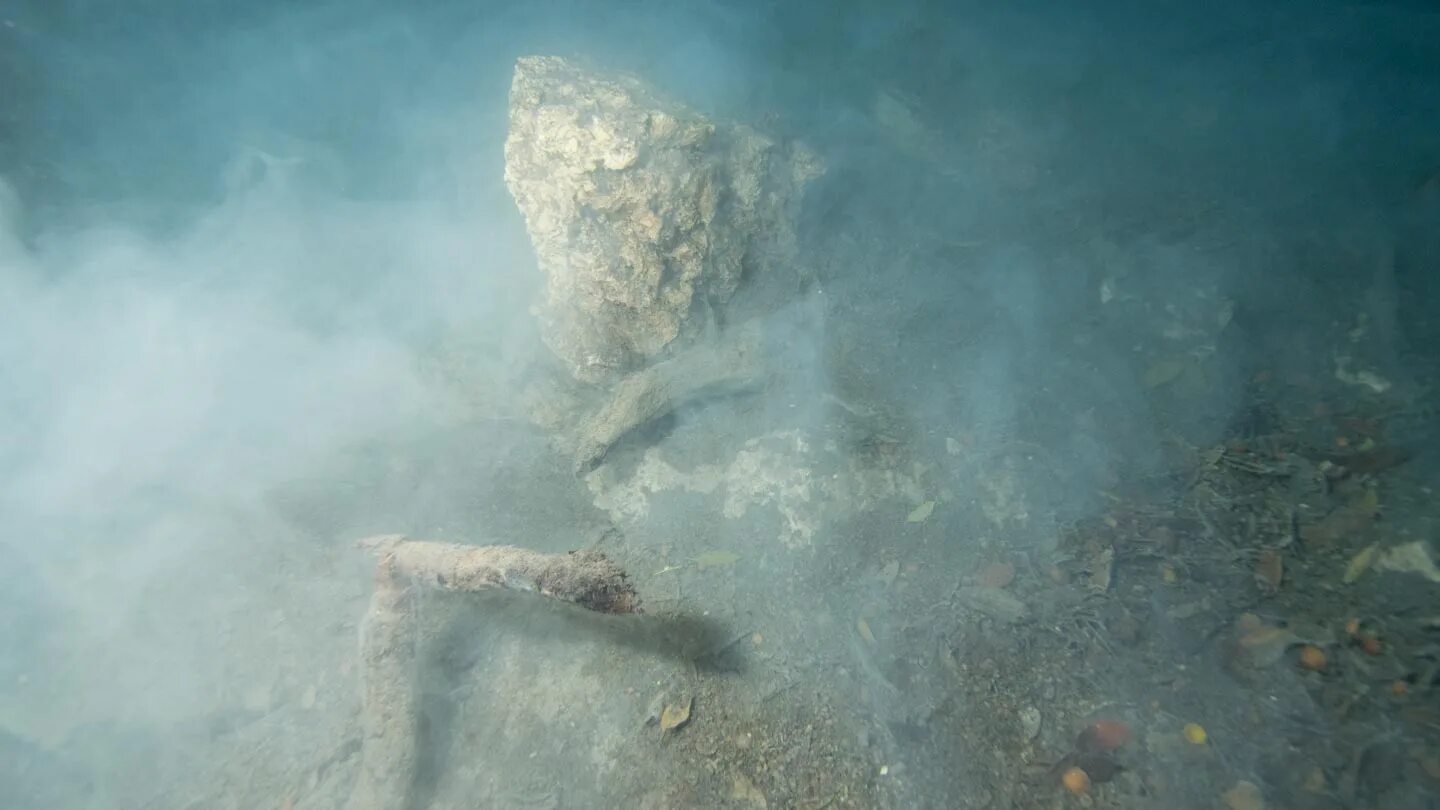 Сероводород в черном море. Чёрное море сероводородный слой. Дно черного моря сероводород. Чёрное море сероводородный слой глубина. Сероводород в озерах