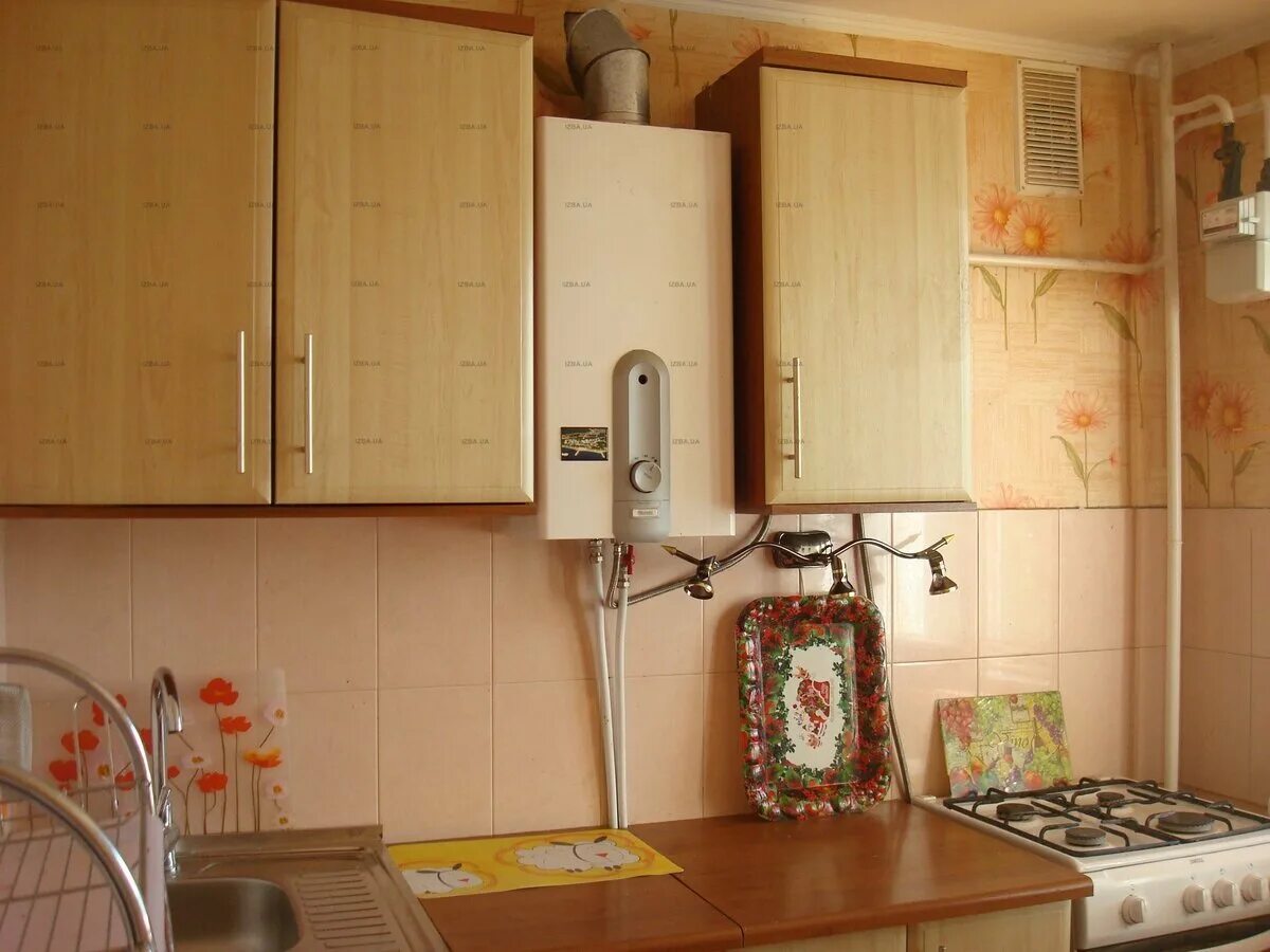 Кв с газовой колонкой155на2м. Интерьер кухни 5м. Кухня в хрущевке 5 кв м лорето. Маленькие кухни с колонкой. Кухня в хрущевке.