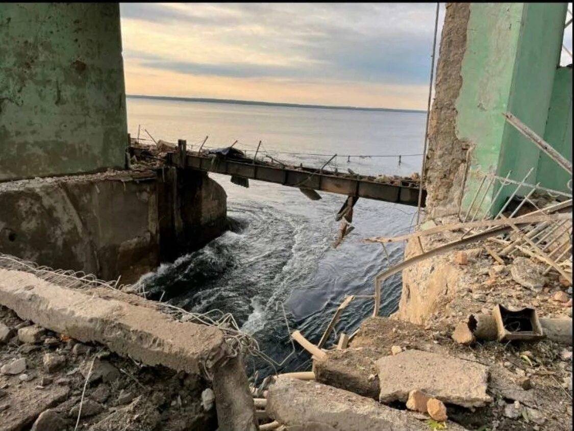 Платина в казахстане прорвало. Подрыв дамбы Каховского водохранилища. Херсонская область дамба Каховского моря. Каховская ГЭС потоп. Каховское водохранилище затопление.