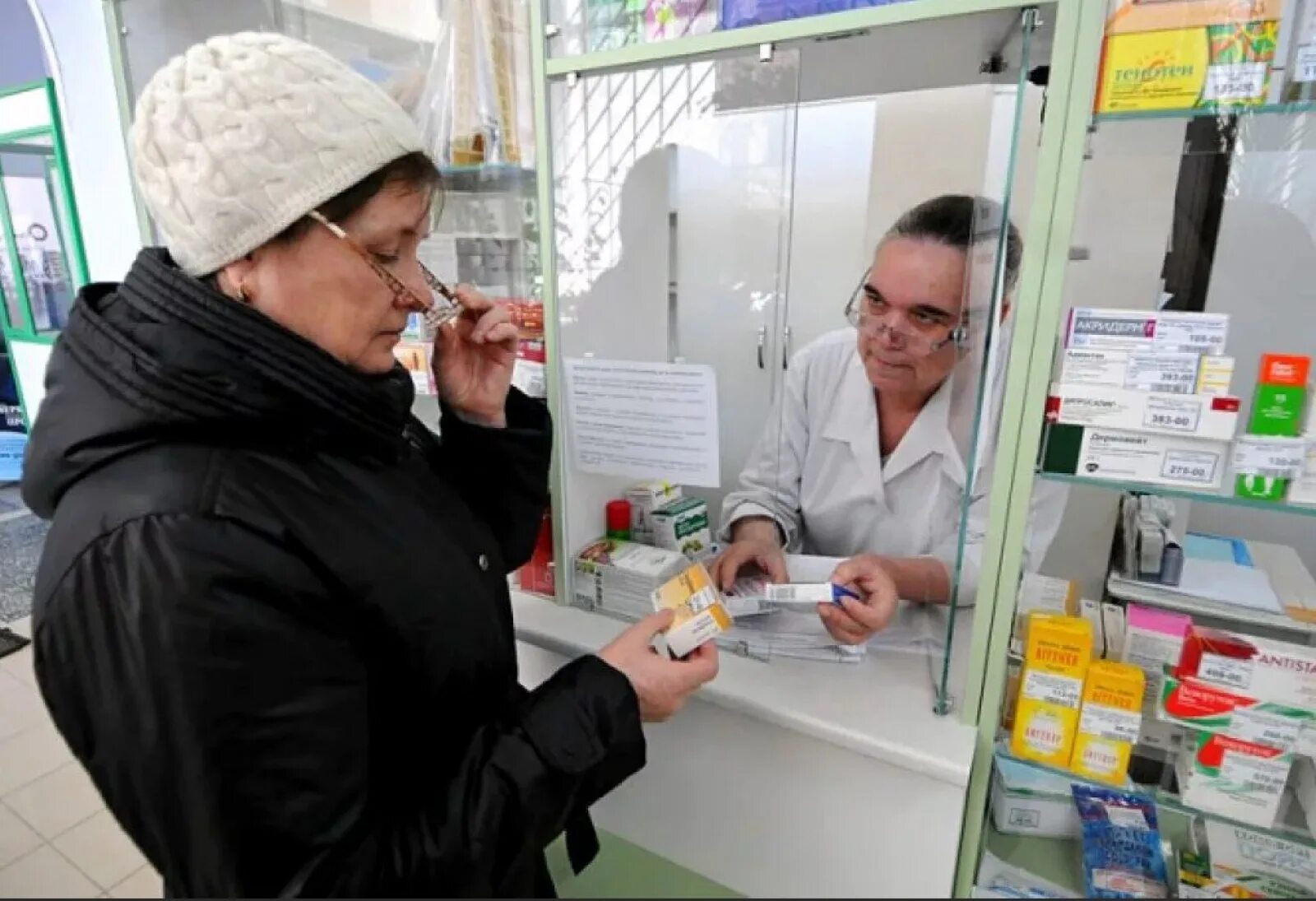 Аптека отпуск лекарств. Покупатель в аптеке. Аптека лекарства. Аптека скупили лекарства. Отпуск лекарственных средств.