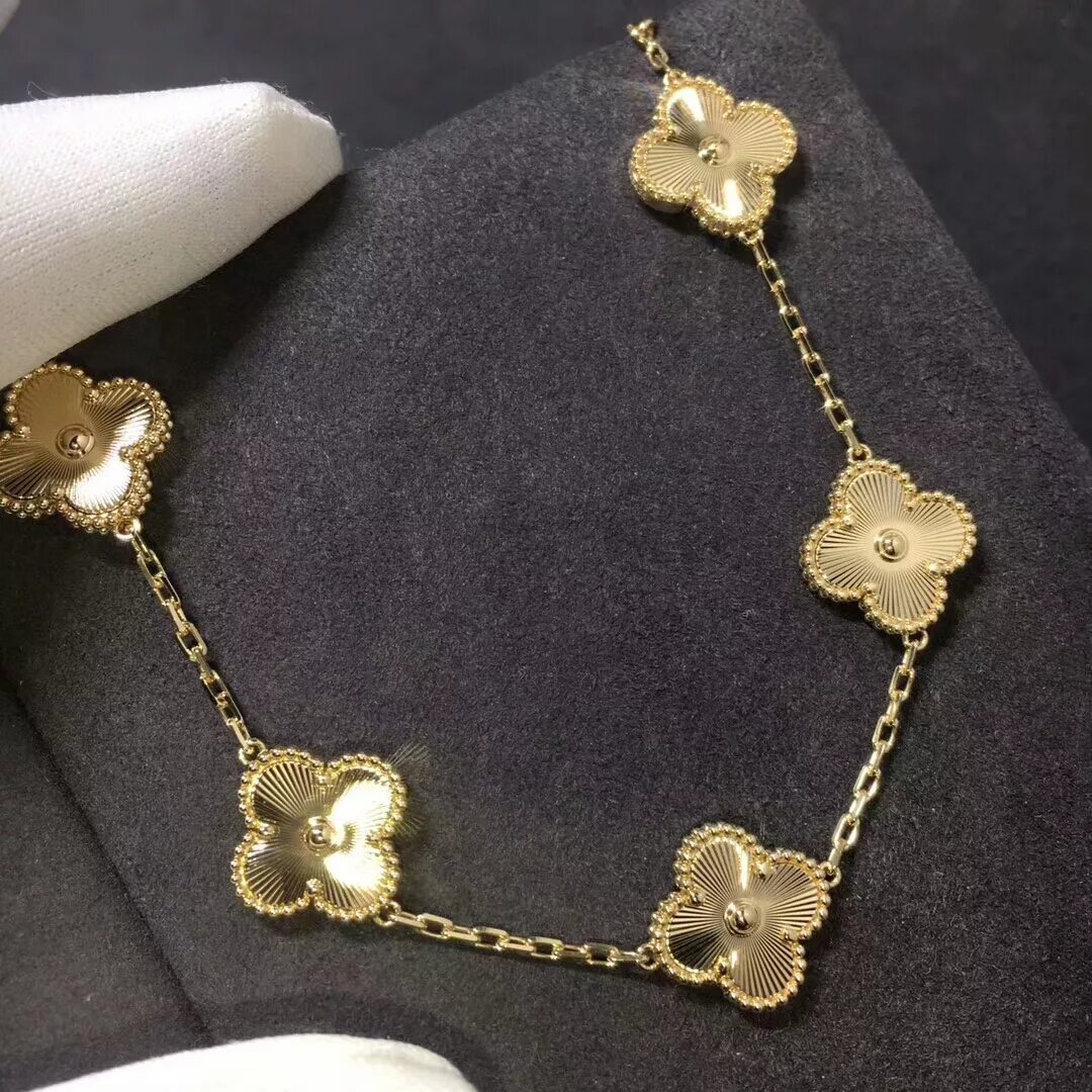 Золотой браслет ван клиф. Золотой браслет ван клиф. Van cleef alhambra браслет. Браслет van cleef arpels alhambra. Van cleef в золоте браслет.