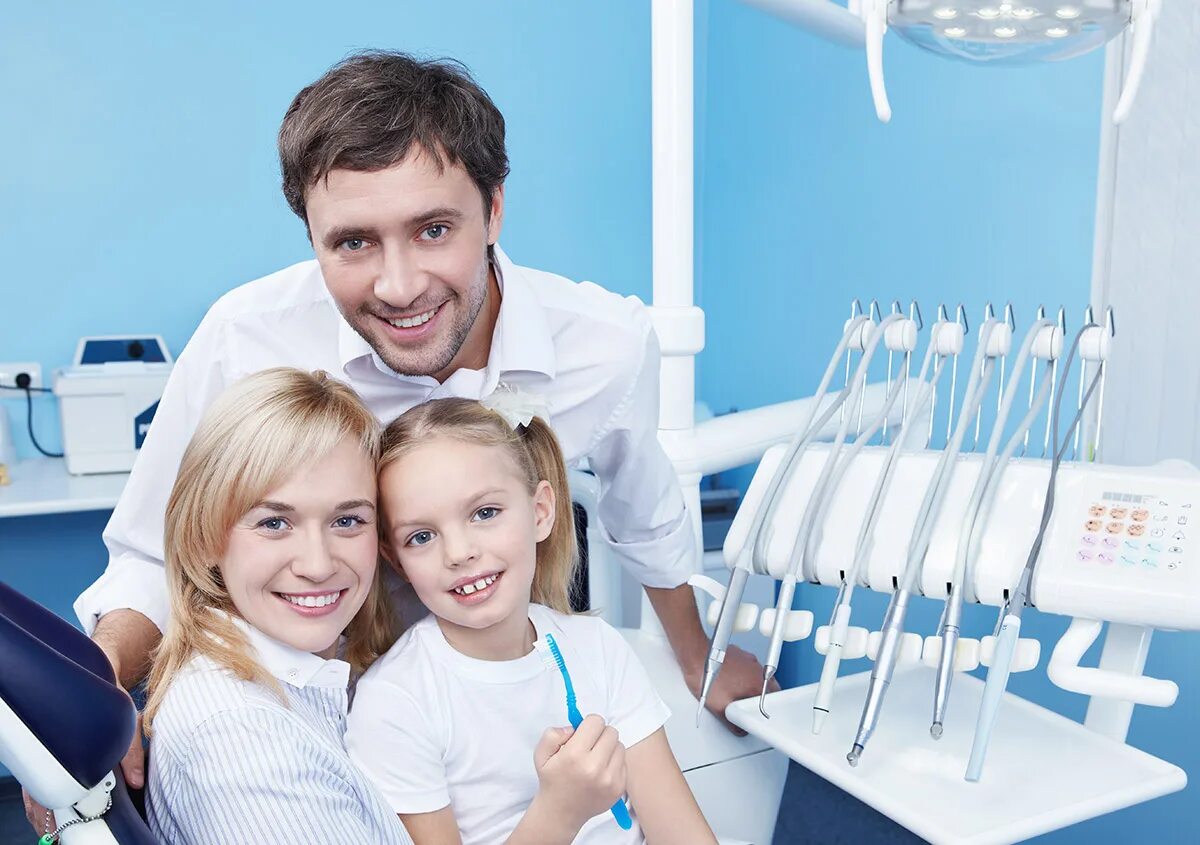 Три стоматолога. Стоматология семья. Сайт стоматологии. Семья у стоматолога. Стоматология реклама.