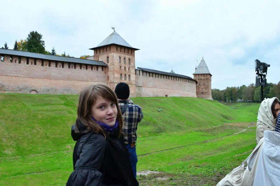 Новгород сколько жителей. Великий Новгород люди. Экскурсии Великий Новгород Сбыслав. Жители Великого Новгорода. Великий Новгород туристы.