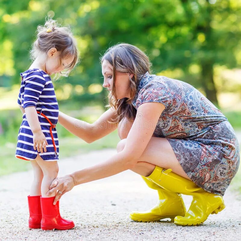Прелести дочери. Красивые молодые мамочки. Близнецов луга. Папа хвалит дочкино платье фото. Прелести дочери.