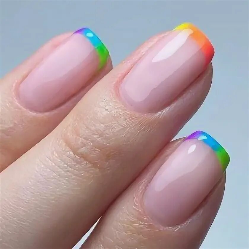 Маникюр френч разноцветный на короткие ногти