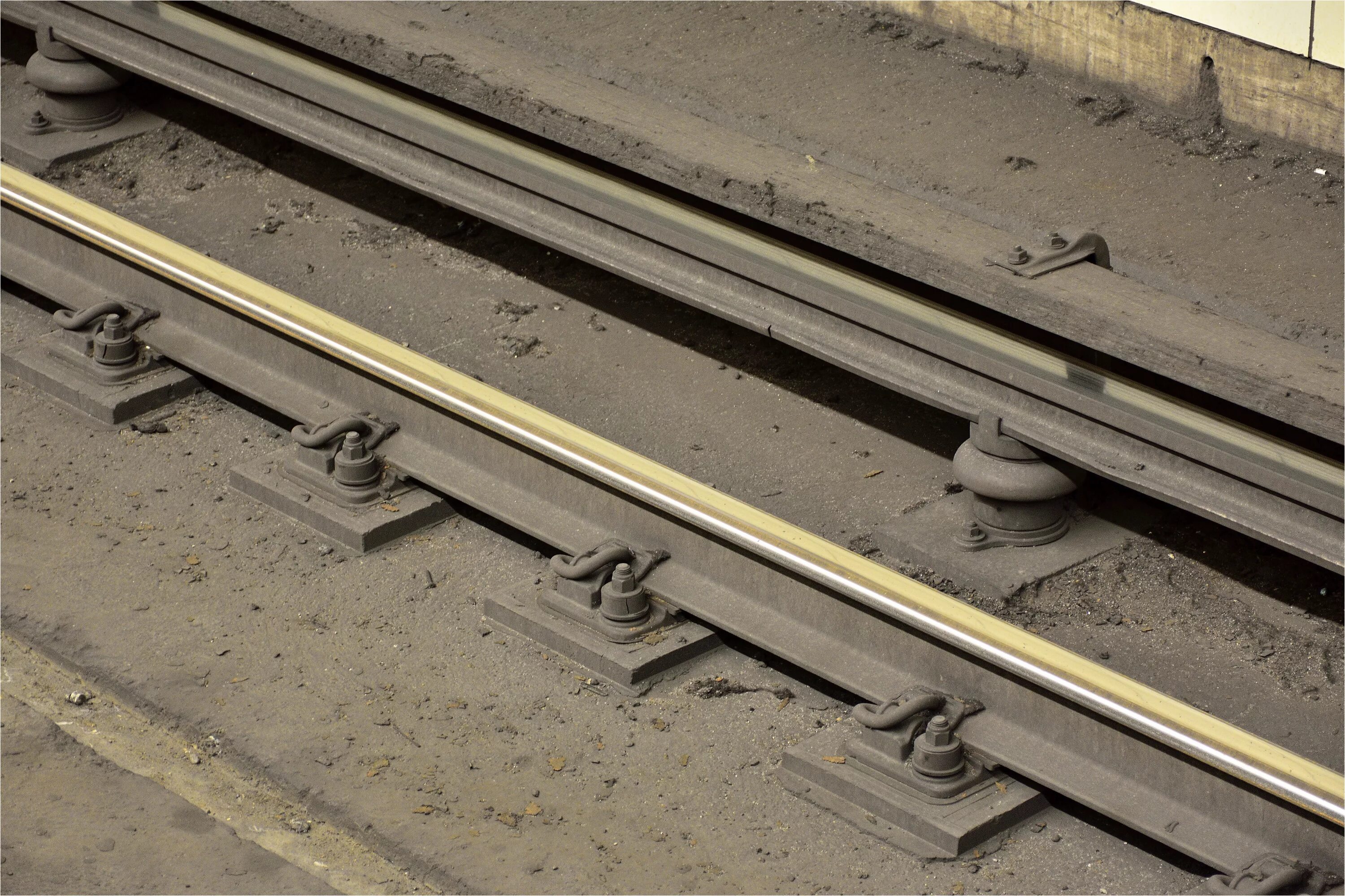 Из чего состоит рельс фото. Контактный рельс 801r468. рельса rail rgr400. токосъемный рельс метрополитена. третий рельс в метро.
