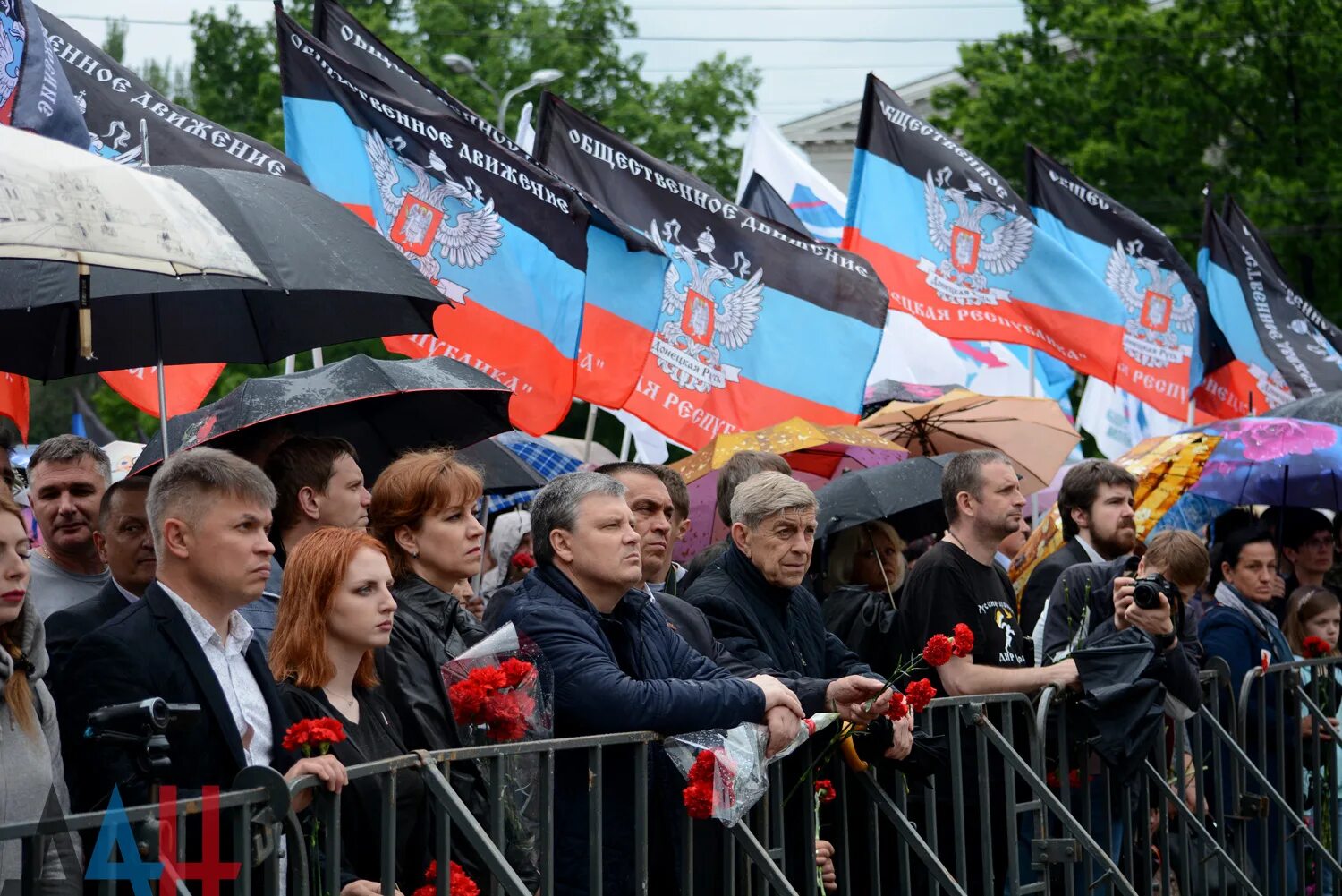 Донбасс новости русский. Митинг Донецкая народная Республика 2014. ДНР митинг. Жители Донецка.