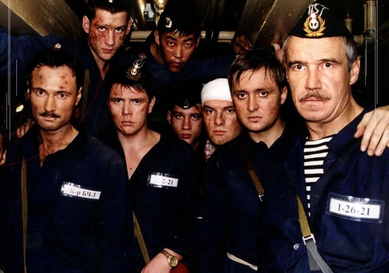 Невысокий человек. Султан кёсен с женой. Роберт першинг уодлоу. Роберт уодлоу рост 272 см. Марат башаров 72 метра.