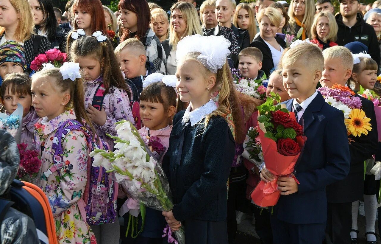 Школу под номером 5. Линейка 1 сентября. Торжественная линейка в школе. Школьная линейка первоклассников. Школа 1 сентября.