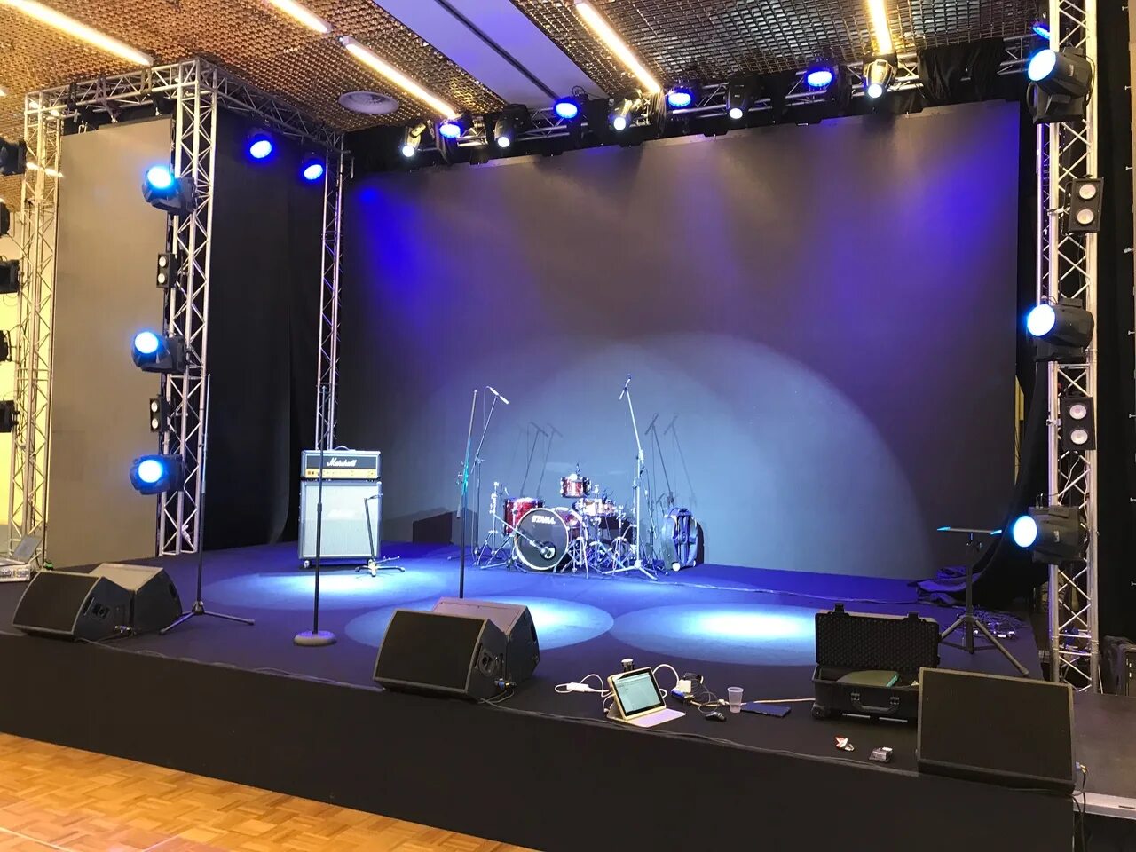 оборудование для сцены. звуковое оборудование зала. L-acoustics kara граундстек. акустические системы в театре. аудидиовизуальная техника.