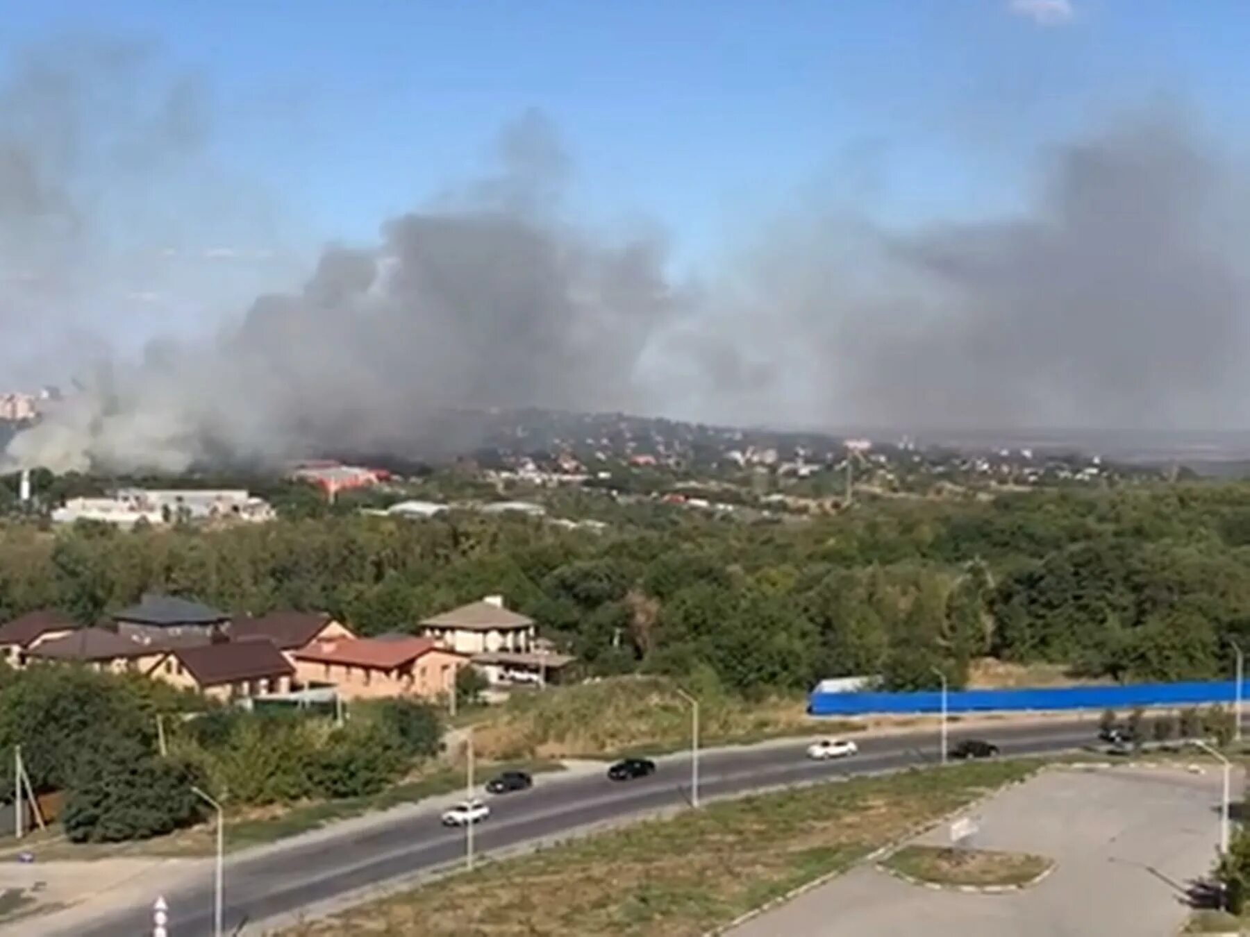 Ростов на дону взрыв сегодня последние новости. Пожар в Ростове-на-Дону сейчас на Западном. Дым пожар. Пожар в Аксае сейчас. Пожар в Ростовской области.