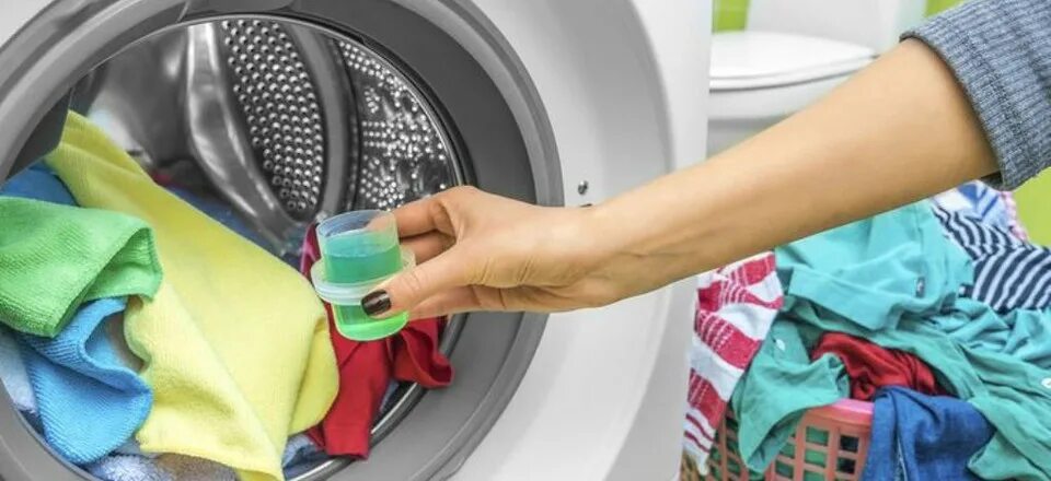 Вещи в стирке. Стиральная машина miele w1. Стиральная машинка с бельем. Одежда в стиральной машине. Hang the washing out to dry.