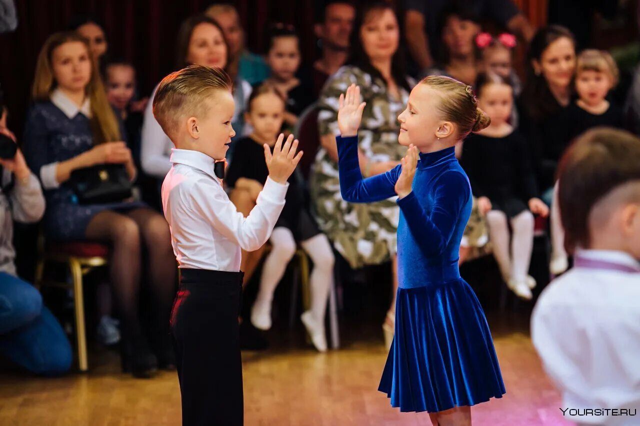 Видео танцы для детей 6 7 лет. Школа танцев Росток лени Голикова. Спортивные танцы для детей. Детские бальные танцы. Спортивные бальные танцы дети 1.