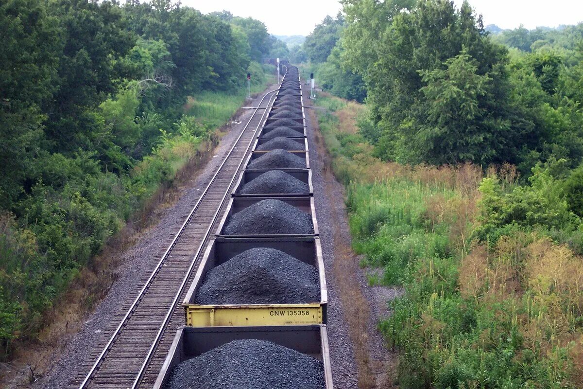 Поезд с углем. Перевозка угля. Угольная железная дорога. Угольный вагон.