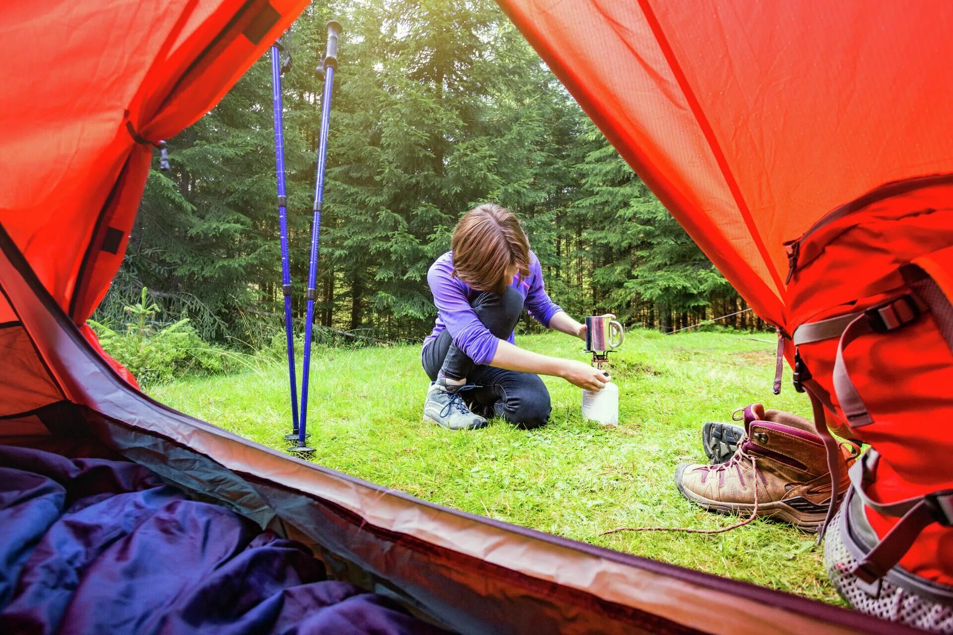 Camping together. Осенний поход. Девушка в походе. Зимний поход с палаткой. Дети в походе.