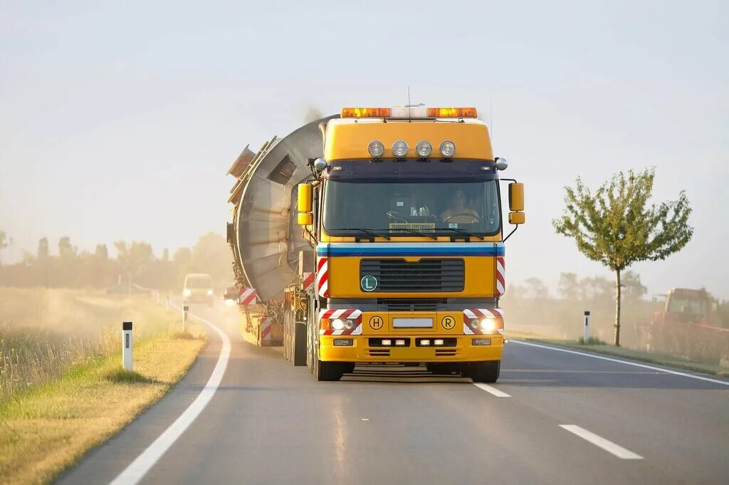 Негабаритный груз. Негабаритный трал. Трал 200 тонн. Volvo 500 негабарит. Негабарит 46.