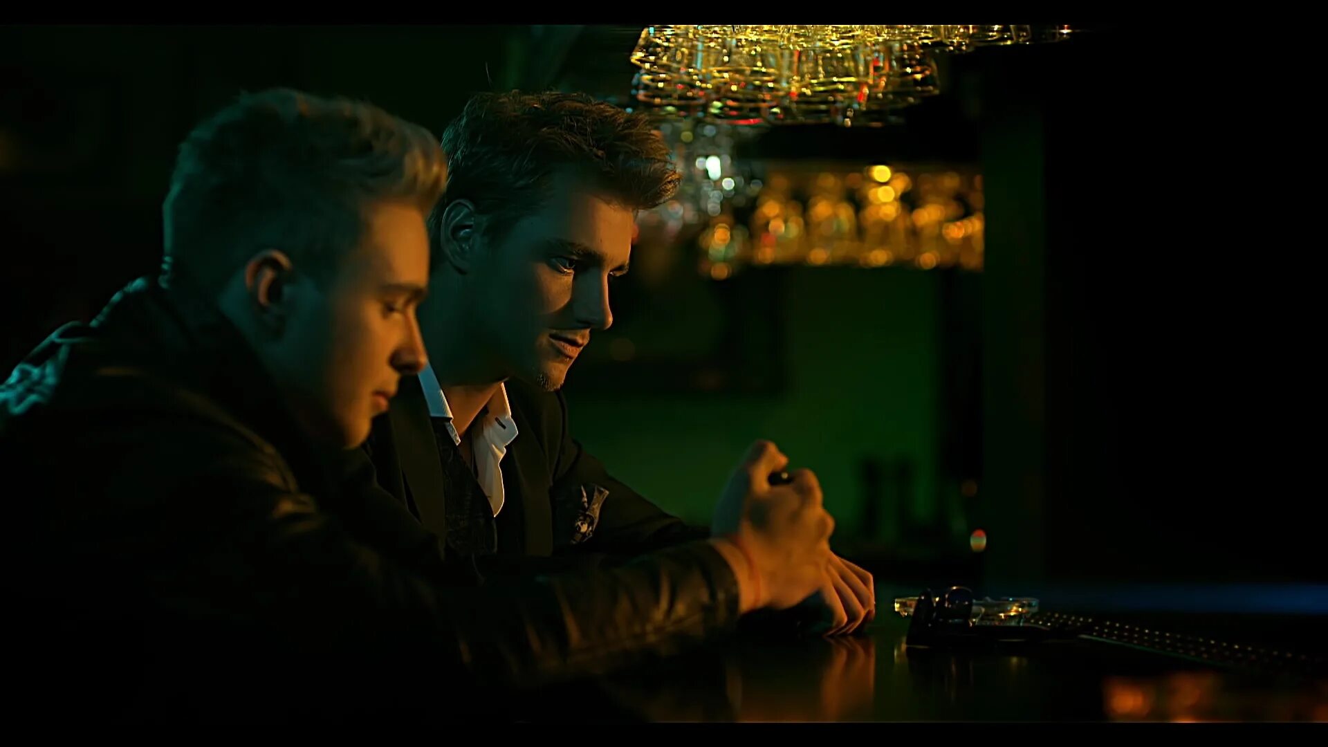 Крид love is. Крид любовь с тем кто старше. Крид любовь с тем кто старше. Крид и воробьев. Kreed любовь в сети.