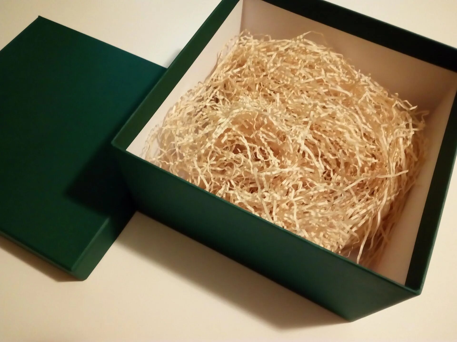 Купить бумажную упаковку. Наполнитель для подарочных коробок. Бумажный наполнитель для подарочных коробок. Дополнитель для коробки для подарка. Подарочные коробки с наполнением.
