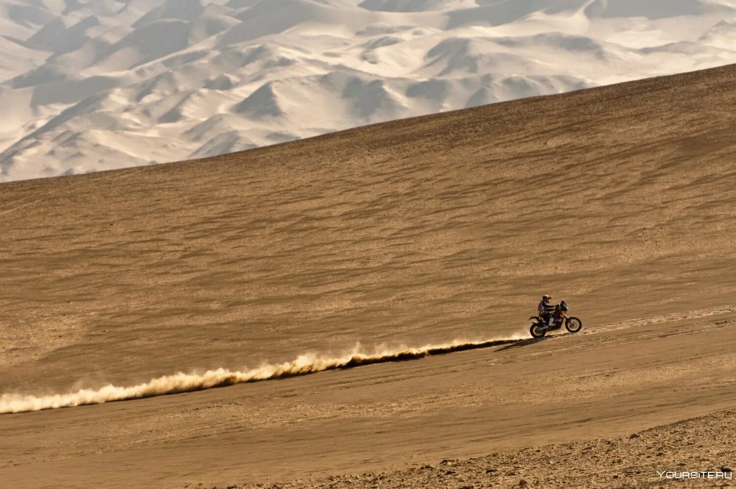 Пустыня ездить. Мотоцикл для пустыни. Байк в пустыне. Байкеры в пустыне. Мотобайк пустыня.