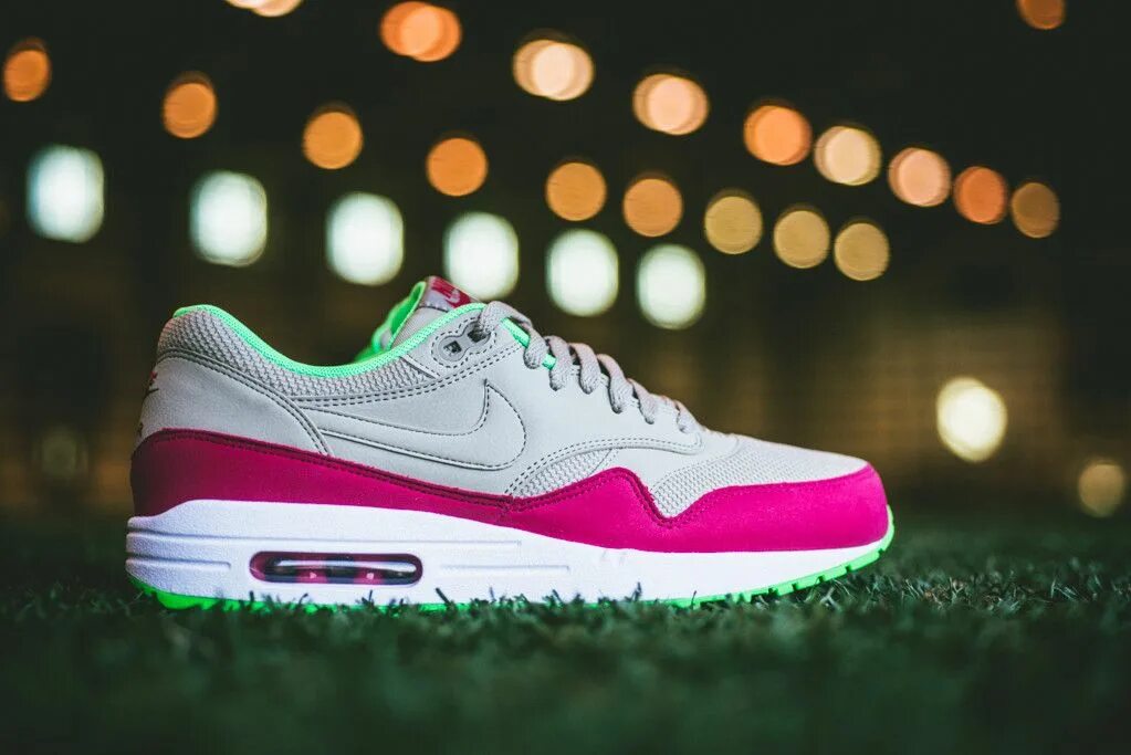 Сайт poizon отзывы. Nike Air Max 1 Light. Nike Air Max 1 Essential. АИР Макс найк фуксия. Пойзон кроссовки найк.